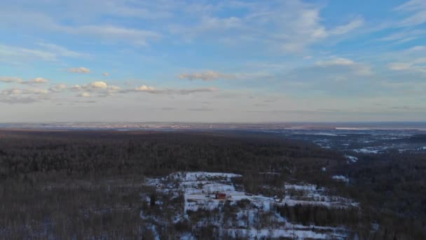 Misterioso paisaje panorámico de invierno fantástico con bosque nevado en fuertes nevadas, vista aérea — Vídeo de stock