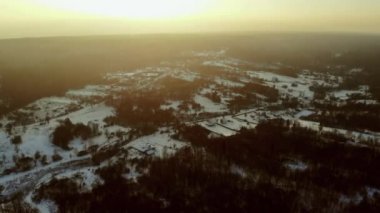 Karda kış manzarası, şiddetli ıslak bir kar yağışı, kalın bir kar tabakası, ağaçların dallarında uzanıyor.