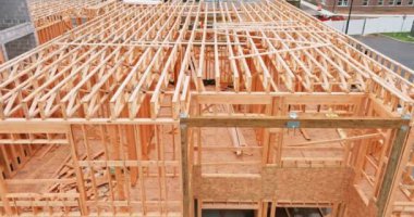 Yeni inşaat iskeleti bina yapım aşamasında