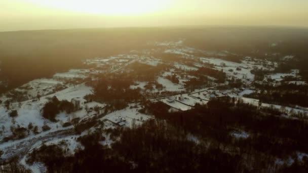 Paisaje invernal en una nieve cubierta de una fuerte nevada húmeda una gruesa capa de nieve se encuentra en las ramas de los árboles — Vídeos de Stock