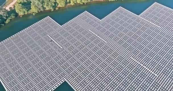 Vue aérienne de la plate-forme de panneaux solaires flottants sur le lac — Video