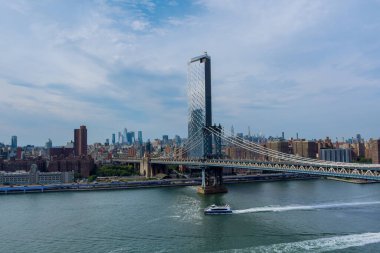 Manhattan Köprüsü ile New York Şehri Hudson Nehri üzerinde New York City gökdelenleri