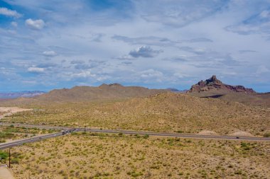 Arizona otoyolunun ortasındaki yüksek çöldeki Panorama hava manzaralı kaya dağları.