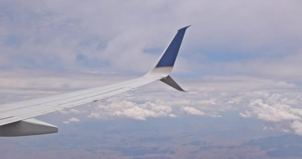 Chmury nad błękitnym niebem, widok z okna samolotu ze skrzydłem samolotu — Wideo stockowe