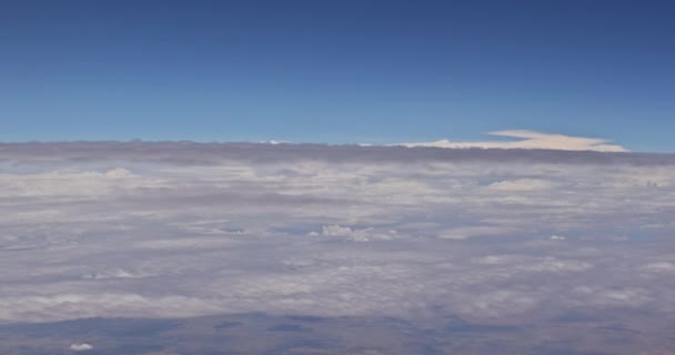 Flygplansfönster i vy blå himmel moln landskap — Stockvideo