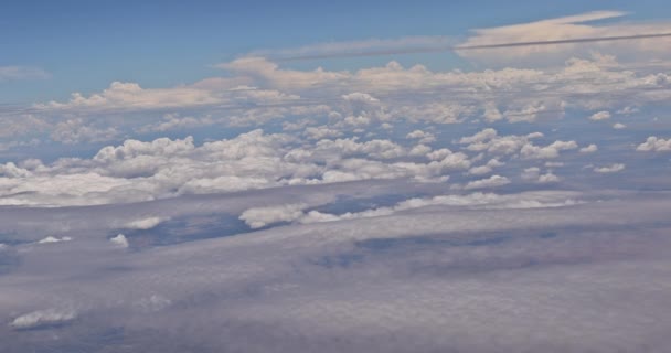 Vacker himmel ovanför molnen från flygplansfönstret — Stockvideo