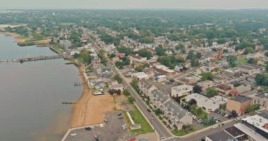 Panoramik manzara yükseklik çatıları Keyport Town 'un okyanus kıyısı sınırındaki küçük kasaba evleri New Jersey' de.