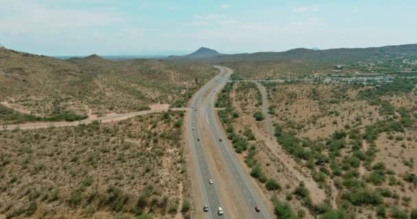 Αριζόνα τοπίο της ερήμου φαράγγι βουνό στο Saguaro κάκτος κοντά στην εθνική οδό Interstate — Αρχείο Βίντεο