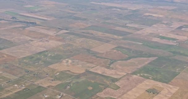 Avión vista panorámica sobre cielo con a tierra de campos con cultivos plantados — Vídeos de Stock
