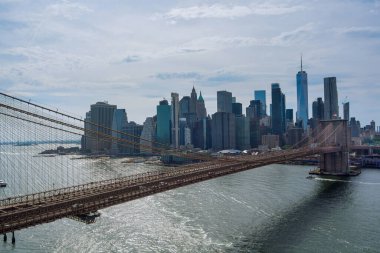 Panorama hava manzaralı yüksek binalar Metropolis şehir merkezi Manhattan silueti New York 'taki Hudson nehrinin karşısı