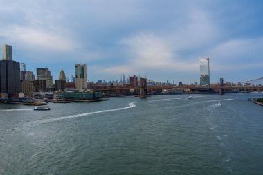 Brooklyn Köprüsü ve Manhattan Köprüsü ile Manhattan New York Şehri gökdelenleri Hudson Nehri üzerinde gökyüzü