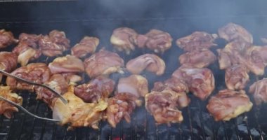 Izgarada leziz kızarmış teriyaki tavuğu.