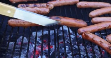 Ateşin üstünde ızgarada sosis.