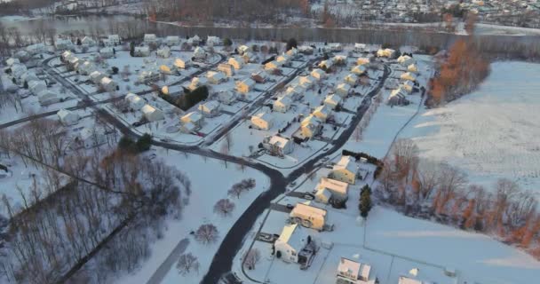 Panorama vista aérea en la pequeña ciudad americana asentamiento adosado los techos cubiertos de nieve de invierno de cabañas — Vídeo de stock