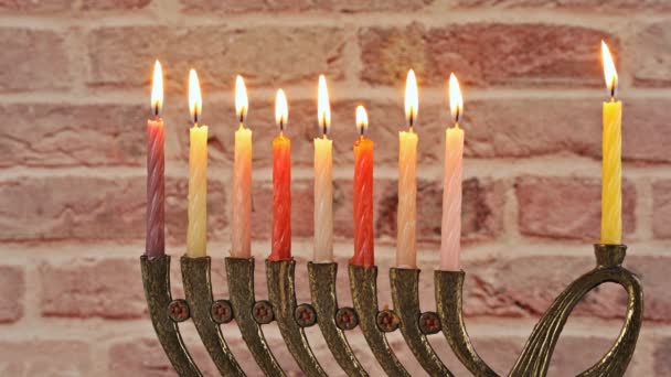 Hanuka menorası yanan mumlarla Yahudi bayramının geleneksel sembolüdür. — Stok video