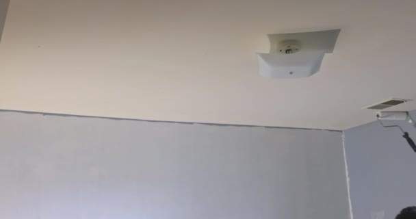 Le peintre a amorcé le mur avec un apprêt réparer le mur après l'application de plâtre de gypse. — Video