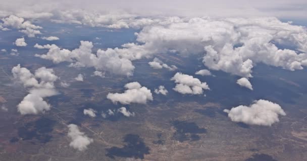 Het uitzicht vanuit het vliegtuig van pluizige bewolking in woestijn bergen van een vliegtuig, New Mexico USA — Stockvideo