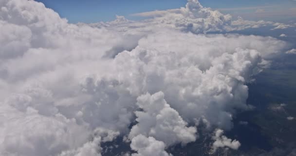 Vacker med vita moln blå himmel hav utsikt från ett flygplan — Stockvideo