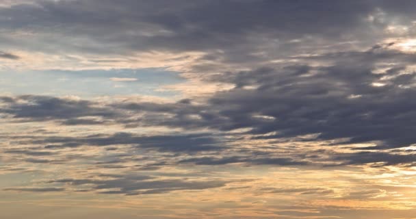 Schöner Sonnenaufgangshimmel über Wolken mit dramatischem Licht — Stockvideo