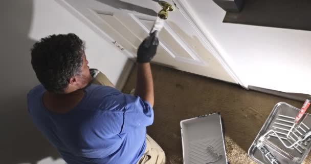 Handyman pintor casa renovação de portas de pintura guarnição usando pintura pincel mão — Vídeo de Stock