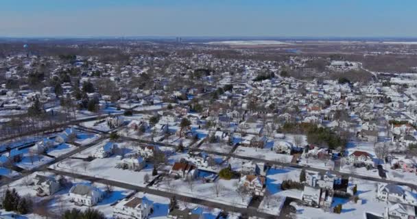 小さなアメリカンタウンハウスの集落でのパノラマの空中景色冬の雪はコテージの屋根を覆いました — ストック動画