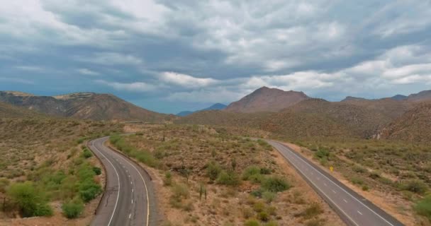 Widok na góry pustyni w środku autostrady Arizony — Wideo stockowe