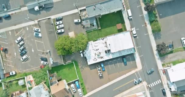 Letecké střechy domů v městské krajině malého prostoru na spaní Keyport Town v New Jersey USA — Stock video