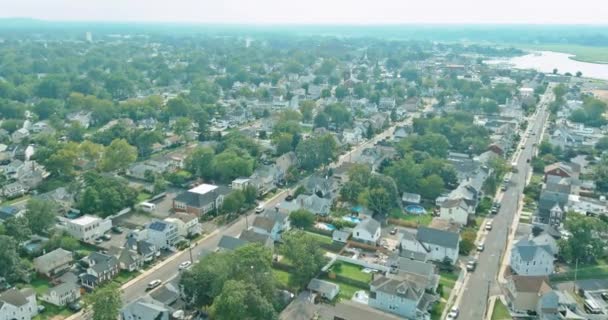 Letecký pohled na ulici spací Keyport města nad mořem pobřeží v New Jersey US — Stock video