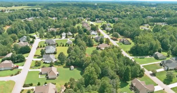 Пейзаж спальной зоны небольшого городка с лесом на вид с высоты в кипящих источниках Южной Каролины США — стоковое видео