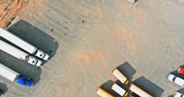 Benzin istasyonunda kamyon durağı olan bir benzin deposundaki kamyon filosu.