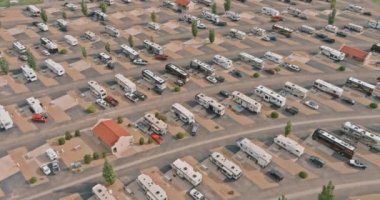 Karavanla kamp yapmak tatil köyü otoparkında