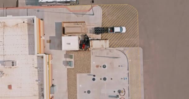 Luftaufnahme einer Transportstation mit Autohof in der Nähe der Autobahn — Stockvideo