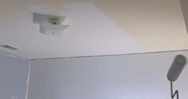 Paten boyası, çelik yüzey duvarında paten fırçasının yanındaki işçi boyası.