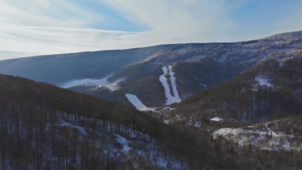 Panorama des montagnes hivernales couvertes de neige parmi les Carpates — Video