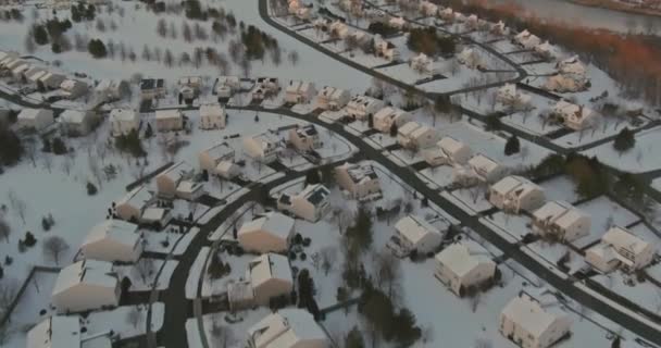 Blizzard deckt Dächer und Asphaltstraßen ab, die durch ruhige Vororte führen, schneebedeckte Straßen und Privatgrundstücke in idyllischen Dörfern. — Stockvideo