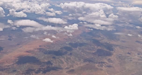 산맥 이 있는 뉴멕시코 의산 악 지대의 아름다운 풍경에서 볼 수있는 솜털 구름의 비행기에 관한 개요 — 비디오