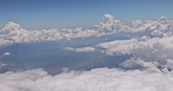 Übersicht über flauschige Wolken in den Bergen aus dem Flugzeug, Arizona — Stockvideo