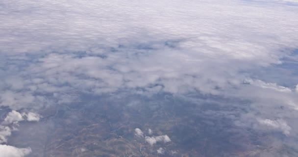 从美国新墨西哥州的一架飞机上俯瞰沙漠群山中蓬松的云彩 — 图库视频影像