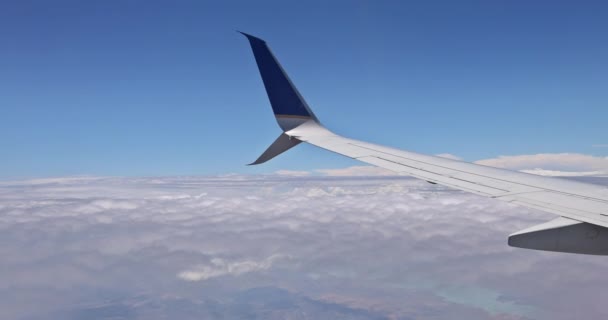 Aripa unui avion care zboară deasupra norilor unei aeronave — Videoclip de stoc