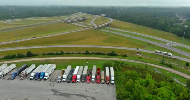 Luftaufnahme eines Parkplatzes mit LKW auf dem Transport von LKW-Rastplatz Dock — Stockvideo