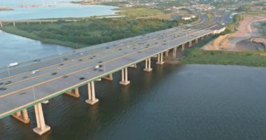 New Jersey 'deki Raritan Nehri üzerindeki Vali Alfred E. Driscoll Köprüsü' nün hava panoramik görüntüsü.