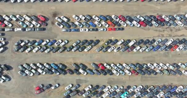 Luftaufnahme der Auto-Auktion viele Gebrauchtwagen-Parkplatz auf einem Parkplatz verteilt geparkt. — Stockvideo