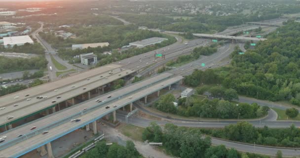 Vista aérea de los vehículos que conducen en el puente Alfred E. Driscoll un enorme cruce de carreteras complejo en la entrada de la ciudad de Woodbridge — Vídeos de Stock