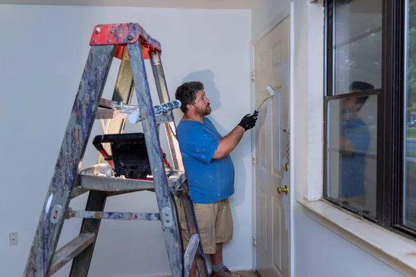 Handyman Schildert Een Deurlijst Met Een Verfroller Huis Renovatie — Stockfoto