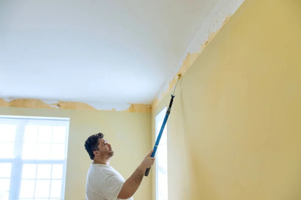 Preparación Pared Para Proceso Eliminación Papel Pintado Viejo Casa Renovación — Foto de Stock