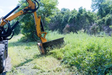 Traktör makinesinin banliyö karayolu bakım hizmeti çim biçme makinası yol kenarında harici sökülebilir monte edilmiş çim biçme ekipmanı