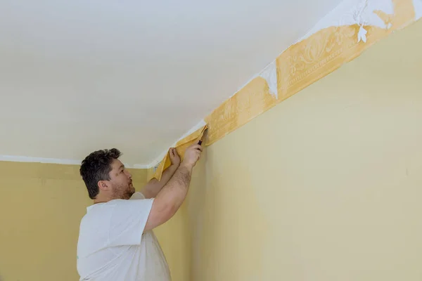 Worker Using Scraper Remove Wallpaper Place Renovation Home — Stock Photo, Image