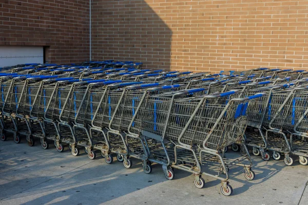 Plats För Livsmedelsbutiker Kundvagnar Som Står Nära Stormarknaden — Stockfoto