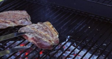 Demir ızgarada kızartılmış domuz bifteği.