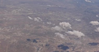 New Mexico 'daki bir uçağın çöl dağlarındaki kabarık bulutların manzarası.